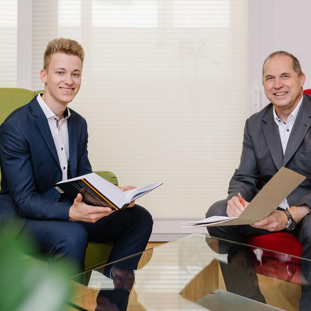 Erich und Philipp in Büro