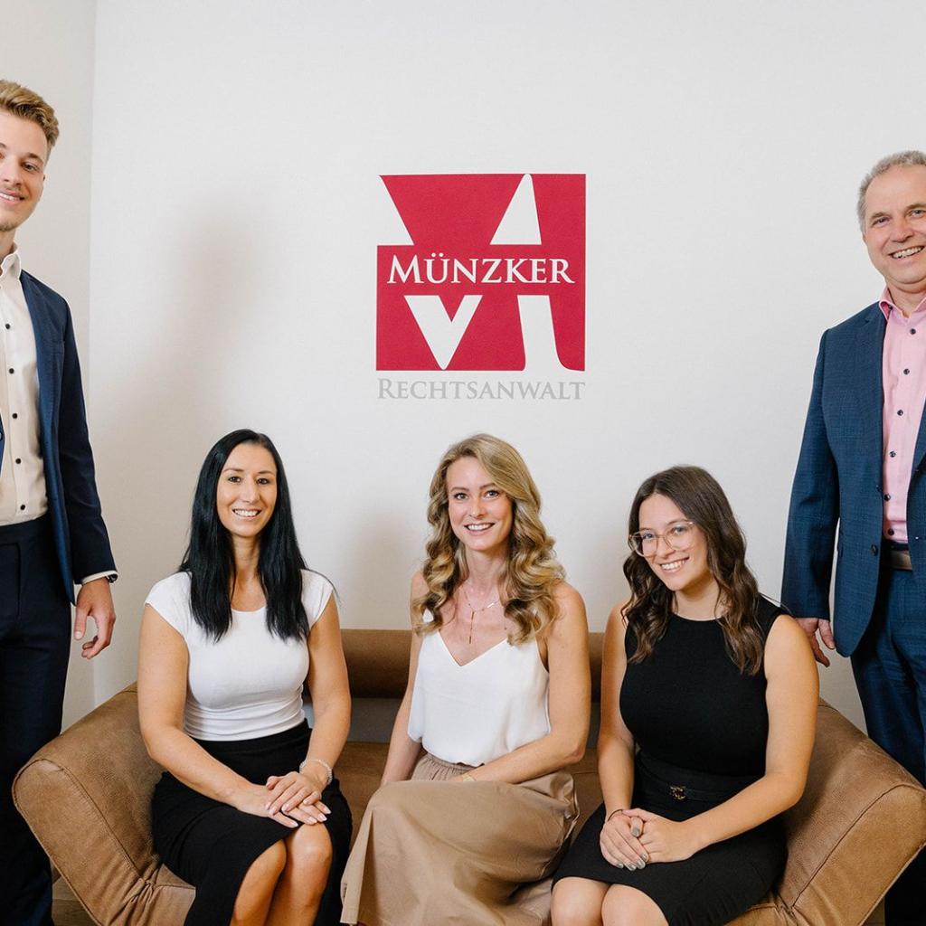 Gruppenfoto mit Logo